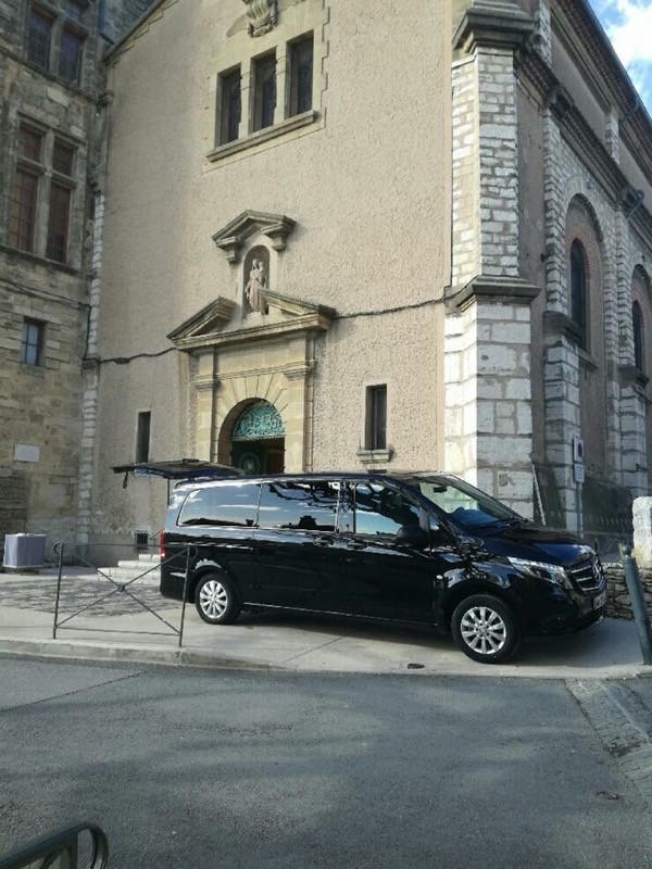 corbillard mercedes devant eglise