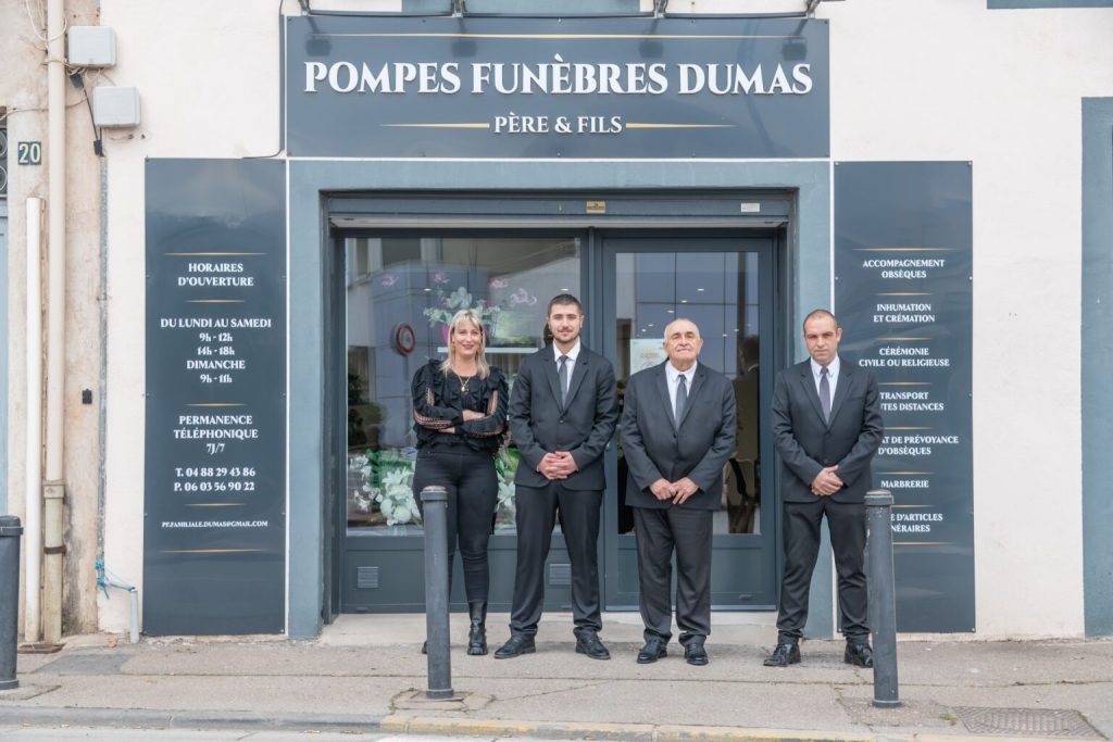 fleurs dans un vase dans un cimetiere