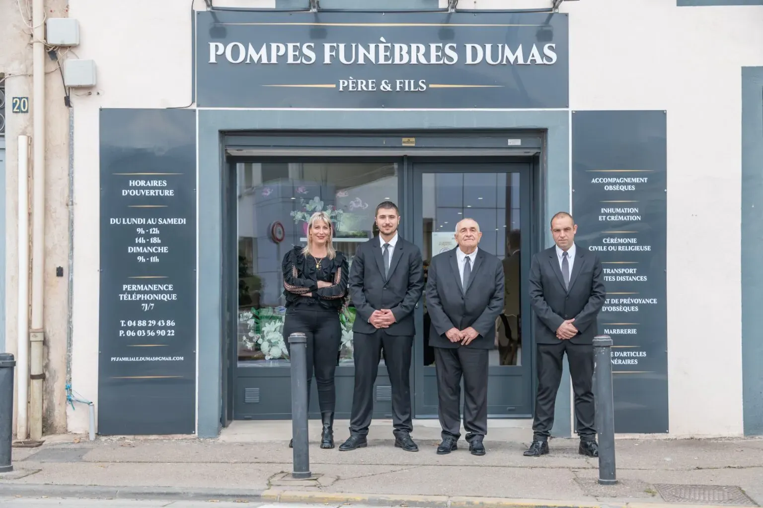 L'équipe de l'agence des Pompes Funèbres Dumas devant la vitrine du magasin.
