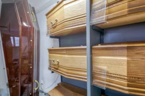 Exposition de modèles de cercueils en bois présentés en agence funéraire.