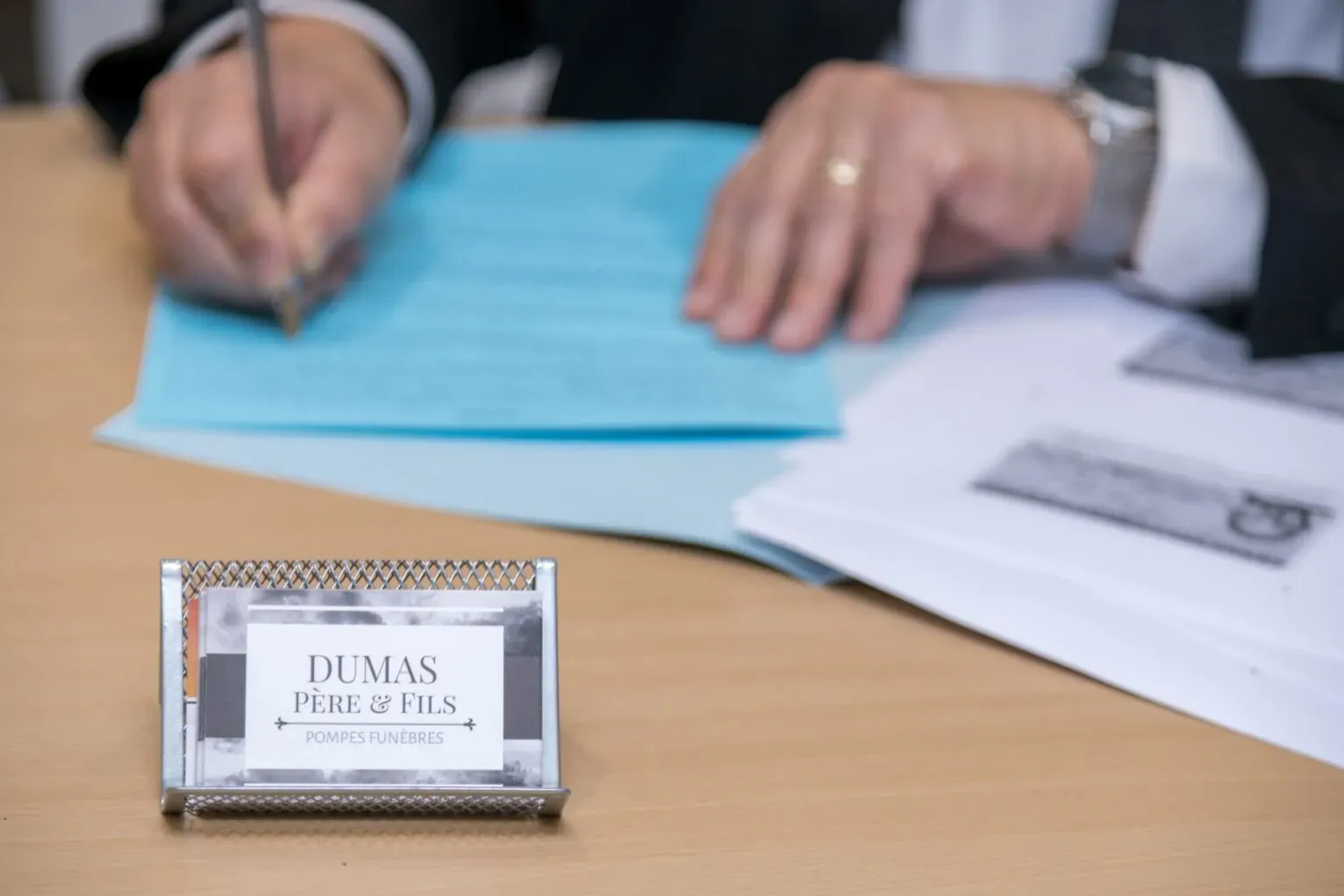 Signature administrative d'un contrat d'obsèques chez Pompes Funèbres Dumas.